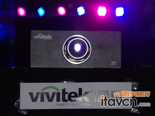 VivitekӍȫ幤ͶӰC(j)D8300ԏጳBQ2011t˰Cʢx